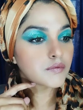 Teal eyeshadow glam look