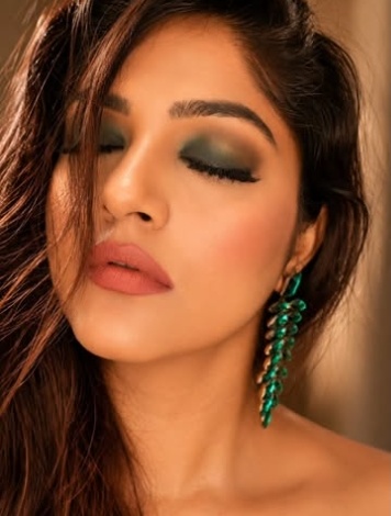 Party makeup look with green smokey eyeshadow