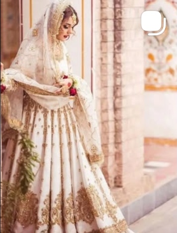 White bridal look with layered kundan jewellery and mehndi